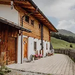 Wallegg Lodge - Alpine Premium Chalet - Ski In-Ski Out - Real Alpine Location Saalbach